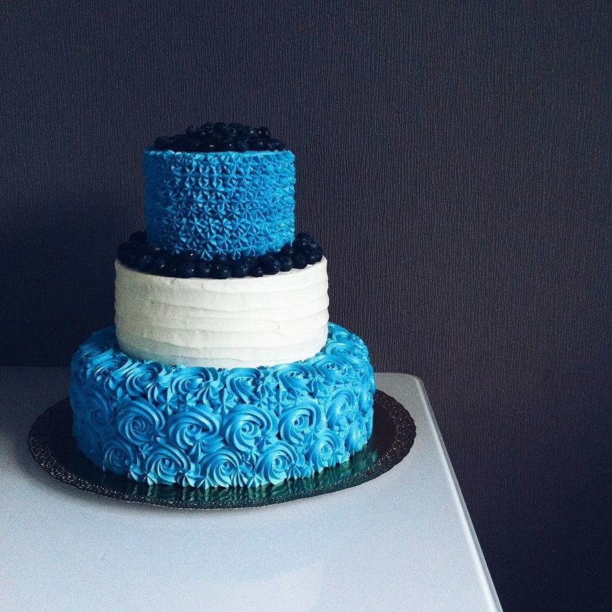 Кремово синий. Голубой торт для мальчика. Торт кремовый синий. Синий мужской торт. Торт голубой свадебный кремовый.