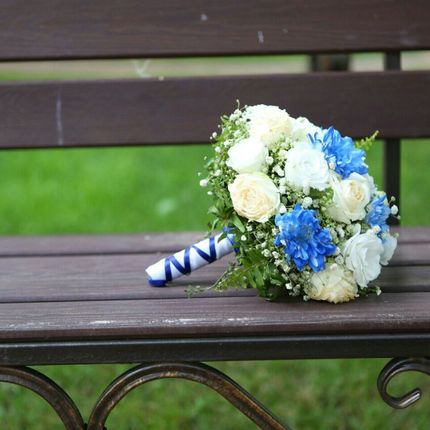 Бело-синий букет невесты
