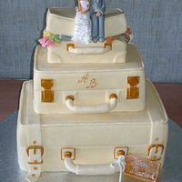 Торт "Молодожены", украшенный марципановыми фигурками счастливых влюбленных