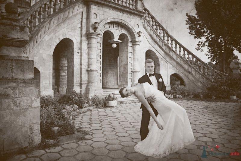 Жених держит на руках невесту на фоне старого здания - фото 57921 Фотограф Мария Ширяева (KAIOSHK)