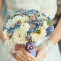 Бело-голубой букет невесты из фиалок и роз