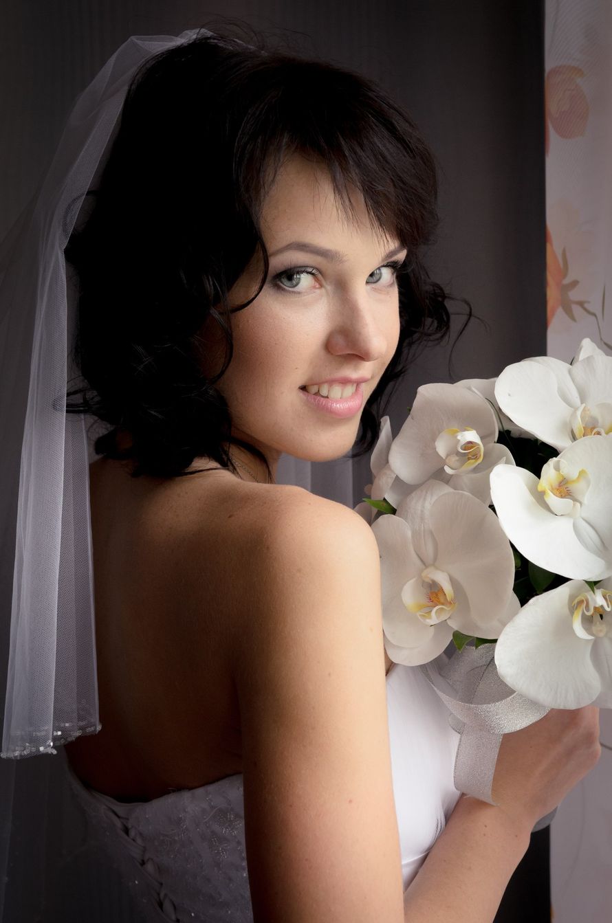 Романтический  образ невесты выражен в прическе из распущенных коротких локонов с фатой - фото 1331831 Визажист-стилист Колтыгина Таня