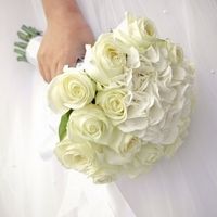 Белый букет невесты из роз и гортензий