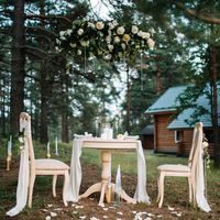 Свадебная фото-зона была организована в очень живописном месте, на лесной поляне в парк-отеле «Пилигрим».
Визуальным центром зоны для фотосессии стал винтажный столик и стулья, импровизированные под праздничный ужин для двоих на природе.
Фотограф: Роман Ш
