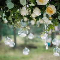 Главным украшением фото-зоны послужила подвесная флористическая композиция из живых цветов (роза, эустома, рускус и плющ) с ниспускающимися подвесками из хрусталя и подсвечниками.
Фотограф: Роман Шаец 