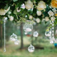 Главным украшением фото-зоны послужила подвесная флористическая композиция из живых цветов (роза, эустома, рускус и плющ) с ниспускающимися подвесками из хрусталя и подсвечниками.Фотограф: Роман Шаец 