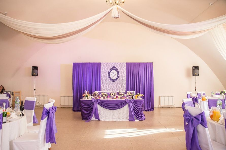 Боулинг. 116 человек. 
В оформление входит:
- оформление стола молодых тканью, живыми цветами и свечами,
- оформление заднего фона,
- оформление стульев бантами, 
- оформление гостевых столов цветами,
- букет невесты. - фото 10041946 Kalibridm - студия декора и флористики