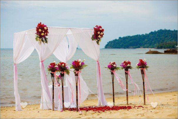 На пляже стоит розовая беседка и столик, на бамбуковых палках стоят розовые цветы - фото 2832679 Romantica - свадебное агентство в Таиланде