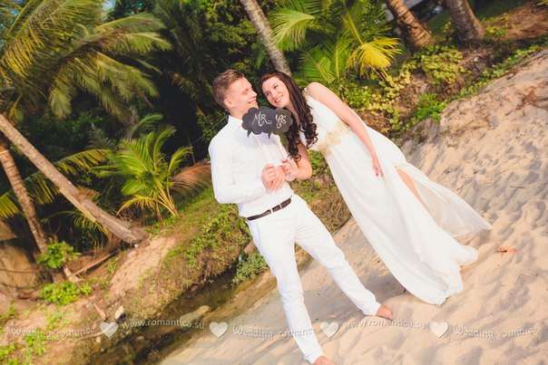 

На пляже стоят жених и невеста, она в длинном платье с разрезом, он в белой рубашке и белых брюках, в руке держат таблички


 - фото 2832709 Romantica - свадебное агентство в Таиланде