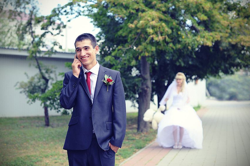 Свадьба синий костюм и красный галстук