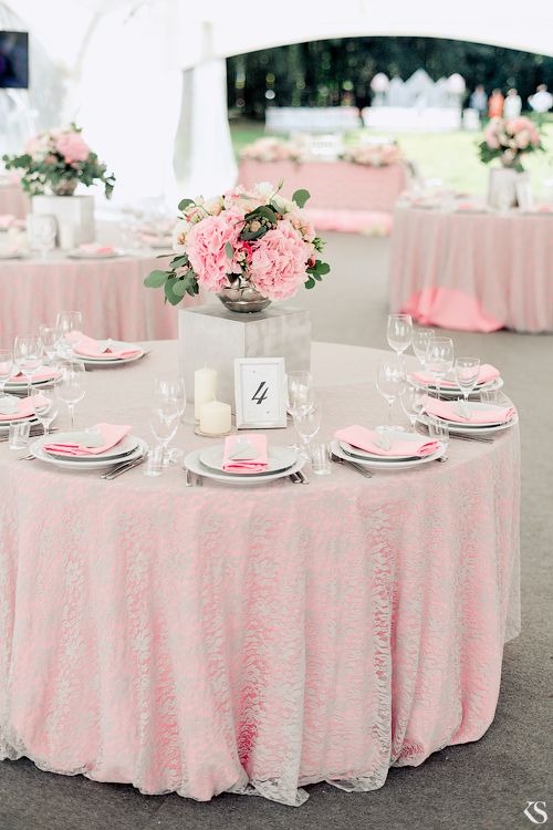 Скатерть розового цвета. Скатерть на свадебный стол. Свадьба в розовых тонах. Декор свадебного зала в розовом цвете. Розовая скатерть.