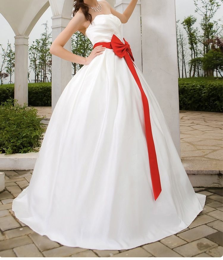 Платье с красным поясом. Свадебное платье белое с красным. Пояс на свадебное платье. Свадебное платье с красным поясом. Белое свадебное платье с красным поясом.