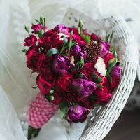 сочный малиновый букет с тюльпанами  и розами