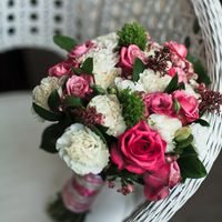 Нежно розовый букет невесты из роз, гвоздик и сирени 