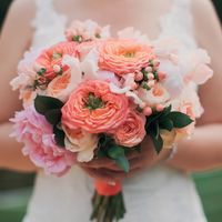 Нежный букет невесты с пионами и пионовидными розами