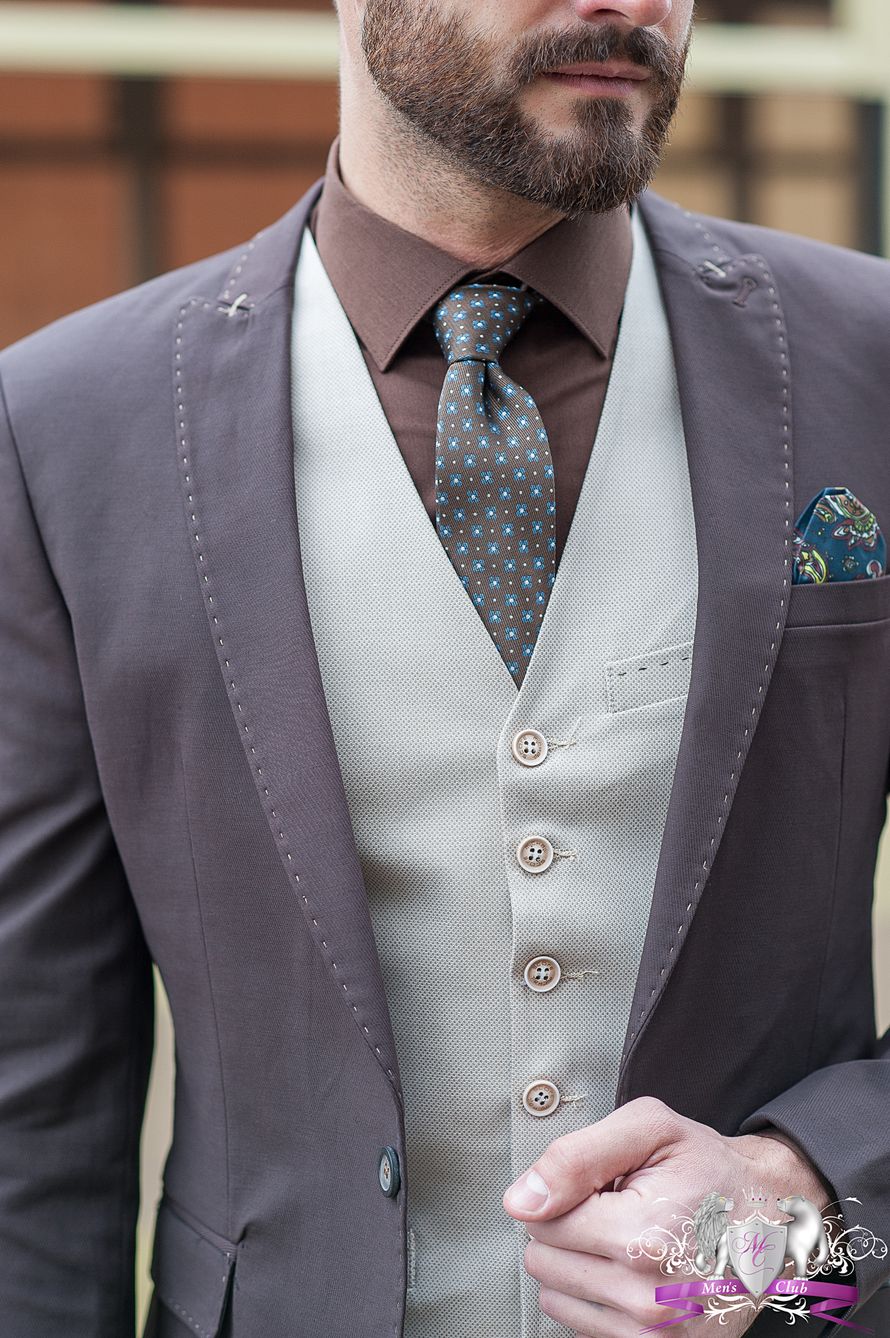 Сочетание бежевой жилетки с коричневым пиджаком - фото 10708732 Бутик мужской одежды Men's club