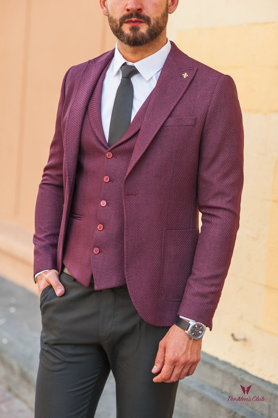 Костюм из пиджака и жилета цвета бордо