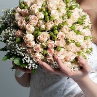 Букет невесты из кремовых кустовых роз. Цена 3900 руб.
(Свадебный букет невесты)