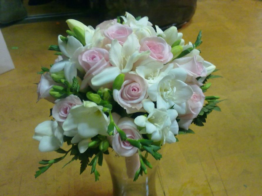 Букет из нежно-розовых роз и фрезий. Цена от 2300 руб. - фото 10699536 Салон цветов "Надежда"