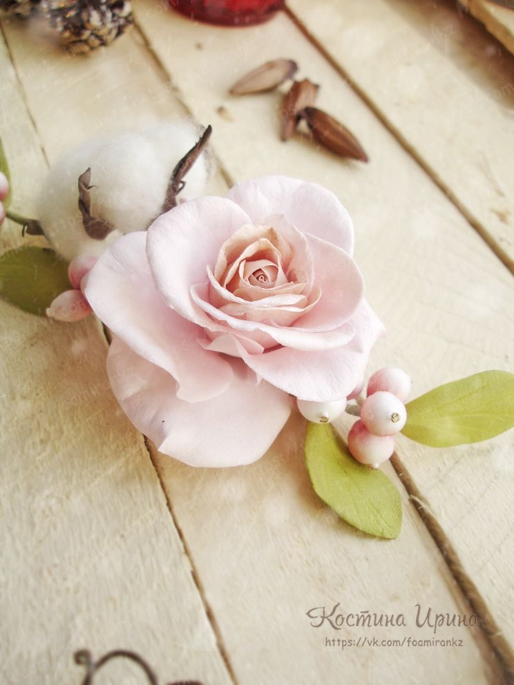 Брошь с хлопком, розой и нежным снежноягодником. - фото 14184014 Цветочные украшения Ирины Костиной