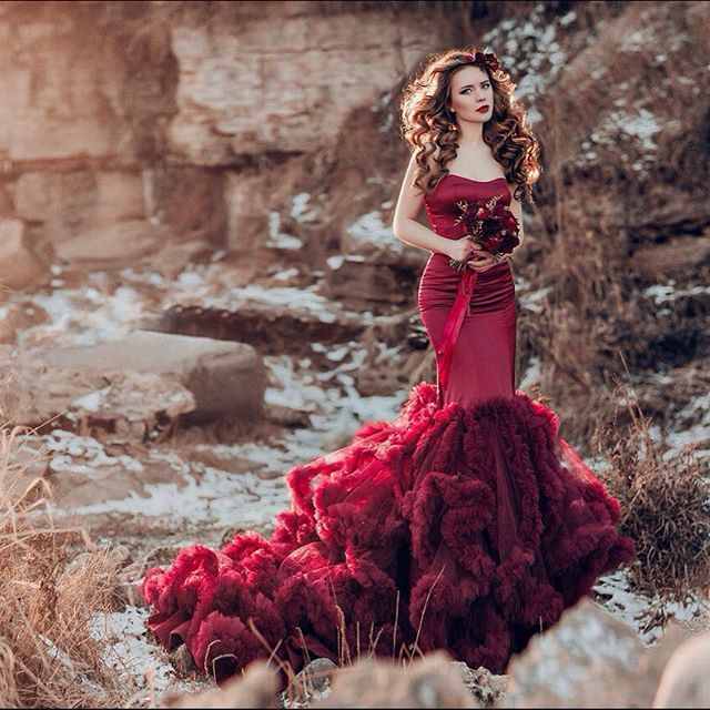 PH: @annakiseliova
MUAH: @tomusia__
Model: @l_elena_a
Dress: @
Florist: @viktorina_florist
#nevskyflorist#марсалабукет#венок#фотосессия#красноеплатьевпол# - фото 11096568 Флорист Савинова Виктория