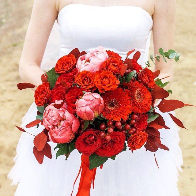 Букет на фотопроекте)  Флорист: @viktorina_florist  Фотограф: @livephotomeet  #wedding#bride#red#букет#красный#красиво# - фото 11096596 Флорист Савинова Виктория