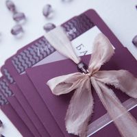 Роскошные приглашения на закрытую вечеринку салона красоты. Приглашение выполнено в виде билета на самолет, использована выборочная лакировка, объемный конверт винного цвета с марками, украшенный шелковой лентой.