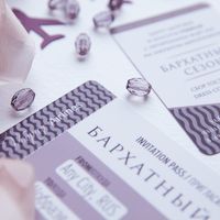 Роскошные приглашения на закрытую вечеринку салона красоты. Приглашение выполнено в виде билета на самолет, использована выборочная лакировка, объемный конверт винного цвета с марками, украшенный шелковой лентой.