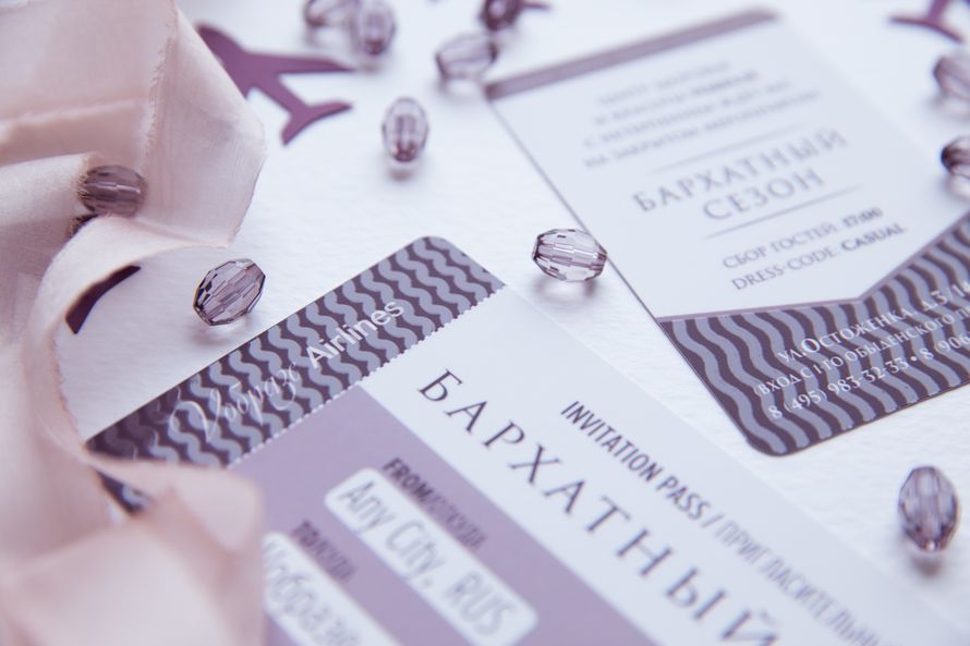 Роскошные приглашения на закрытую вечеринку салона красоты. Приглашение выполнено в виде билета на самолет, использована выборочная лакировка, объемный конверт винного цвета с марками, украшенный шелковой лентой. - фото 15828726 Фотограф и графический дизайнер Анастасия Линок