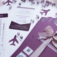 Роскошные приглашения на закрытую вечеринку салона красоты. Приглашение выполнено в виде билета на самолет, использована выборочная лакировка, объемный конверт винного цвета с марками, украшенный шелковой лентой.