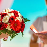 Букет невесты из красных гербер и белых роз