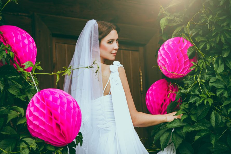 Оформление фотосессии свадьбы с акцентом на цвет фуксия: невеста возле декораций цвета фуксии в форме цветов - фото 1765391 Фотограф Юлия Майзлиш