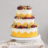 Свадебный торт с ягодами и золотым кружевом от Свит Бисквит