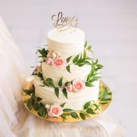 Торт с живыми цветами и веточками эвкалипта от Свит Бисквит