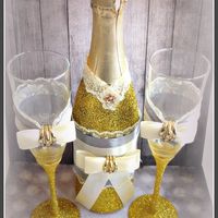 Свадебные  бокалы и шампанское