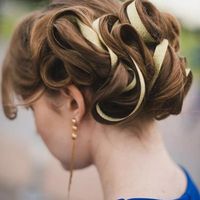 Вечерняя прическа на длинные волосы на выпускной, украшенная лентой