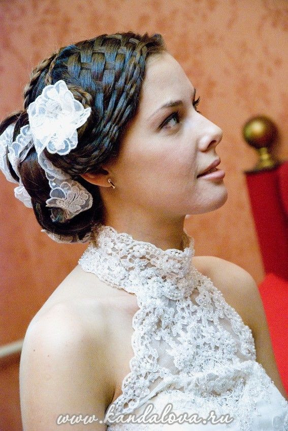 Свадебная прическа с плетением, украшенная кружевом - фото 4005117 Стилист-визажист Кандалова Елена