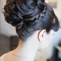 Свадебная прическа для длинных волос, украшенная косой