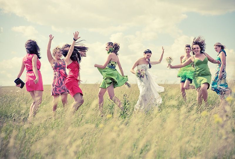 Песня подружки танец. Девушка танцует в поле. Танцы с подругами. Танец подруг невесты. Фотосессия в поле с подругой.