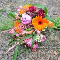 Летний букет невесты из пионов, гербер и альстромерий в ярких цветах