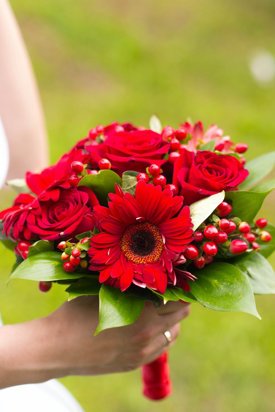 Букет невесты из роз и гербер в красной гамме - фото 2820463 1 Свадебное Агентство - видеосъемка