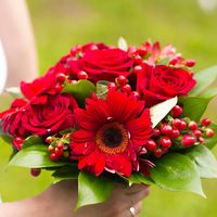 Букет невесты из роз и гербер в красной гамме