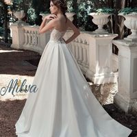 Альфреда.
Великолепное платье, выполненное в нежных персиковых и розовых оттенках. Кружевной корсет эффектно подчёркивающий фигуру плавно переходит в шикарную атласную юбку. Талия выделена аккуратным поясом, а роскошный шлейф является идеальным завершение