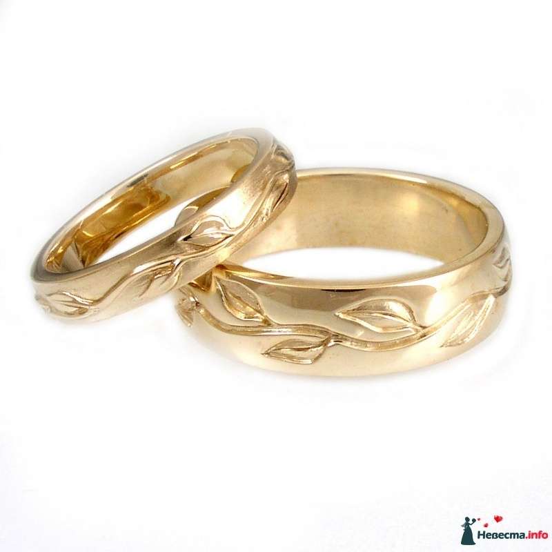 Обручальные кольца, выполненная в классическом стиле с резными листочками, на белом фоне. - фото 475324 Joanna Anderson