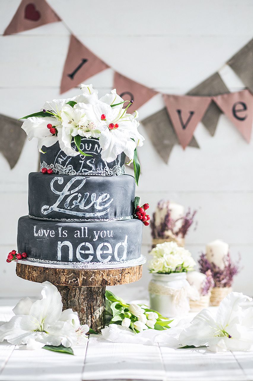 Свадебный торт с эффектом меловой доски. A hot new trend : chalkboard Wedding Cakes. - фото 12248020 Кондитерская "Тирамису"