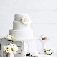 Свадебный торт классический белый. Classic white wedding cake
