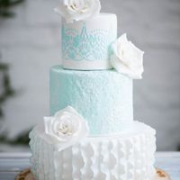 Нежный торт в пастельных тонах ,нижний ярус в стиле гофра ,украшенный сахарными розами
