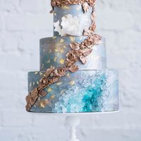 Аметистовый свадебный торт ,увенчанный лепкой из золотых цветов