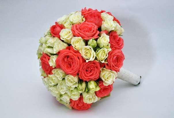 букет невесты из кустовой розы белого и кораллового цвета - фото 1309423 Цветочная мастерская "Chateau de Fleur"