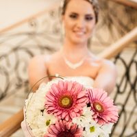 Букет невесты из белых ромашек и розовых гербер 